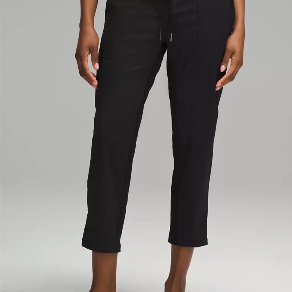 Lululemon Dance Studio cropped pant. Size 8 black.